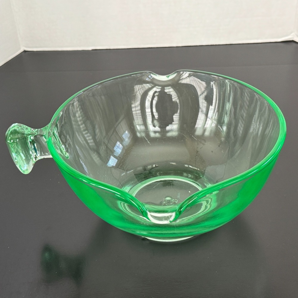 D&B Co. Double-Spout Mixing Bowl 8 Cup Vtg Depression Uranium Glass Glows